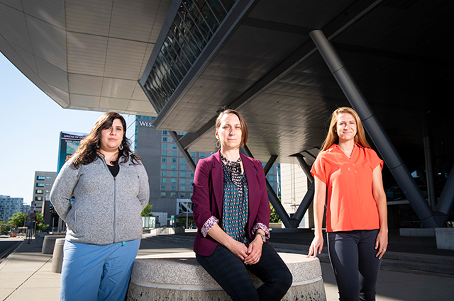 3名女性站在波士顿会议中心新冠肺炎患者野战医院“波士顿希望”外面。塔夫茨医学院的志愿者们一直在幕后与大流行作斗争。