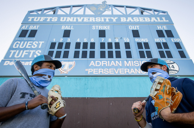 迈尔斯·里德和彼得·德玛丽亚戴着面具，拿着棒球手套和球棒。在美国对种族主义进行更广泛的清算之后，塔夫茨大学的一些团队正在利用他们的虚拟时间来更加了解这些问题