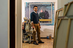 在他的工作室里为哈勒敦·海贾辛画了一幅肖像