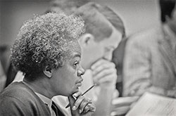 1974年，玛丽·古德在塔夫茨大学听演讲。20世纪70年代，她还是塔夫茨大学的学生，后来成为马萨诸塞州第一位黑人女性议员