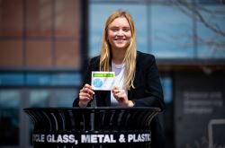 为了减少塔夫茨大学校园回收箱的污染，学生米娅·尼克松发起了一个试点项目，使用二维码帮助人们区分哪些是垃圾，哪些是可回收的。