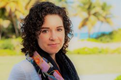 TUFTS Alumna Katie Matthews有助于保护海洋生态系统和他们支持的生活 - 包括我们独自的倡导科学环境政策。