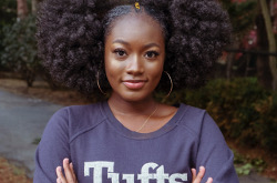 Amma Agyei穿着簇绒运动衫。她将成为Tufts社区联盟参议院的第一个黑人女主席