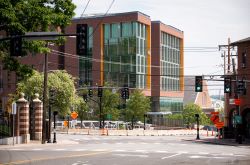 一个新的塔夫茨大学大楼，仍在建设中，俯瞰着与它周围可见的其他地区的交叉口。Joyce Cummings中心是Medford-Somerville Campus的新学术中心，在2022年初开始开放。