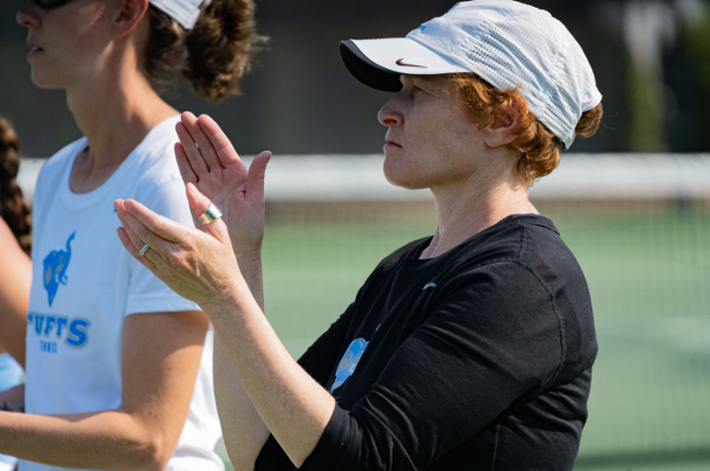 凯特·贝亚德正在为她的一位网球选手鼓掌。贝亚德在带领塔夫茨女子网球队进入NCAA四强后被提名为年度国家教练。