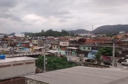里约热内卢贫民区的景象。塔夫茨领导的团队在巴西一个贫困社区进行的一项调查发现，居民最担心的是疫情带来的经济不确定性。