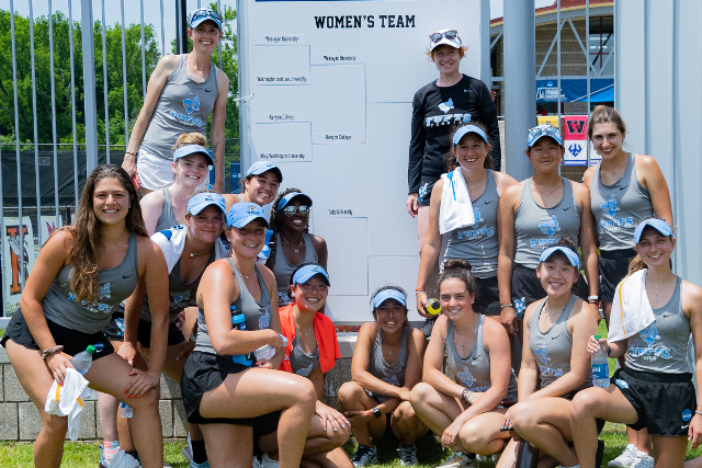5月，在查塔努加举行的NCAA锦标赛上，凯特·贝亚德和女子网球队。贝亚德说:“我非常感谢塔夫茨大学、南非大学生体育协会、美国体育协会和美国大学生体育协会的工作人员，他们让我们的球队在这个特殊的2021年赛季成为现实。”照片:雅各染料/ ITA