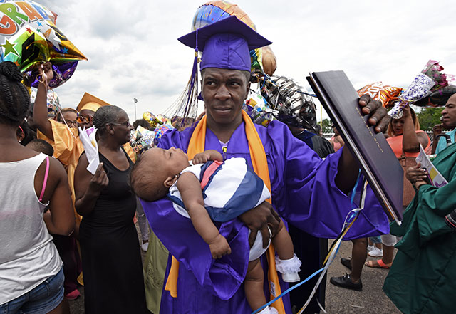 在收到他的文凭后，一名Camden高中毕业生在2015年6月25日之后脱田。在2014-15学年，扫罗在Camden High“嵌入”，以记录贫困的影响以及正在发生的事情与坎登的公立学校。“