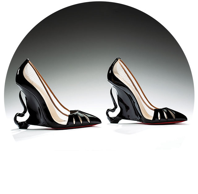 安吉丽娜·朱莉在2014年的迪士尼电影《沉睡魔咒》中所穿的定制鞋包括漆皮高跟鞋上的漩涡图案，模仿了玛琳菲森高耸的角状头饰。图片:巴塔鞋博物馆提供