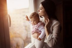 母亲和她的小女儿坐在窗边