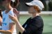 凯特·贝亚德正在为她的一位网球选手鼓掌。贝亚德在带领塔夫茨女子网球队进入NCAA四强后被提名为年度国家教练。