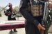 携带武器的塔利班战士。塔夫茨大学的专家莫妮卡·达菲·托夫特解释说，美国在阿富汗的任务很模糊，而且过于依赖军事力量